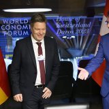 Le ministre de l'énergie Albert Rösti (à droite) avait rencontré son homologue allemand Robert Habeck à Davos en janvier (archives). KEYSTONE/LAURENT GILLIERON